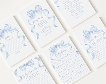 Puede incluir: Cartas de juego de baby shower azules y blancas con un diseño de lazo azul. Las cartas incluyen juegos como Baby Bingo, Baby Guess, Baby Name Race, Advice for the New Parents y Pacifier Hunt.