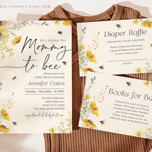 Może przedstawiać: Zaproszenie na baby shower z akwarelowym wzorem słonecznik&oacute;w i pszcz&oacute;ł. Zaproszenie zawiera napis "Let's shower the Mommy to bee" oraz datę, godzinę i miejsce imprezy. Są też dwie karty dla gości, kt&oacute;rzy mogą przynieść pieluchy lub książkę dla dziecka.