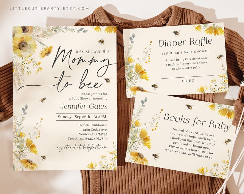 Może przedstawiać: Zaproszenie na baby shower z akwarelowym wzorem słonecznik&oacute;w i pszcz&oacute;ł. Zaproszenie zawiera napis "Let's shower the Mommy to bee" oraz datę, godzinę i miejsce imprezy. Są też dwie karty dla gości, kt&oacute;rzy mogą przynieść pieluchy lub książkę dla dziecka.