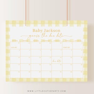 Può includere: Un calendario a quadretti giallo chiaro e bianco con la scritta "Baby Jackson guess the due date" in oro. La griglia del calendario è per gennaio e febbraio, con le parole "due date" scritte il 14 febbraio.