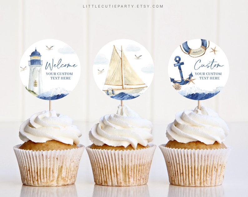 Puede incluir: Tres toppers redondos para cupcakes con temas n&aacute;uticos. El primer topper presenta un faro con el texto "Welcome Your Custom Text Here". El segundo topper presenta un velero con velas blancas y el texto "Welcome Your Custom Text Here". El tercer topper presenta un ancla, un salvavidas y el texto "Custom Your Custom Text Here".