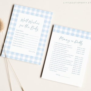 Puede incluir: Cartas de juego de baby shower en vichy azul y blanco. Una tarjeta tiene una lista de buenos deseos para el beb&eacute;. La otra tarjeta tiene un juego de "Mam&aacute; o Pap&aacute;" con 15 preguntas sobre qui&eacute;n har&aacute; qu&eacute; por el beb&eacute;.