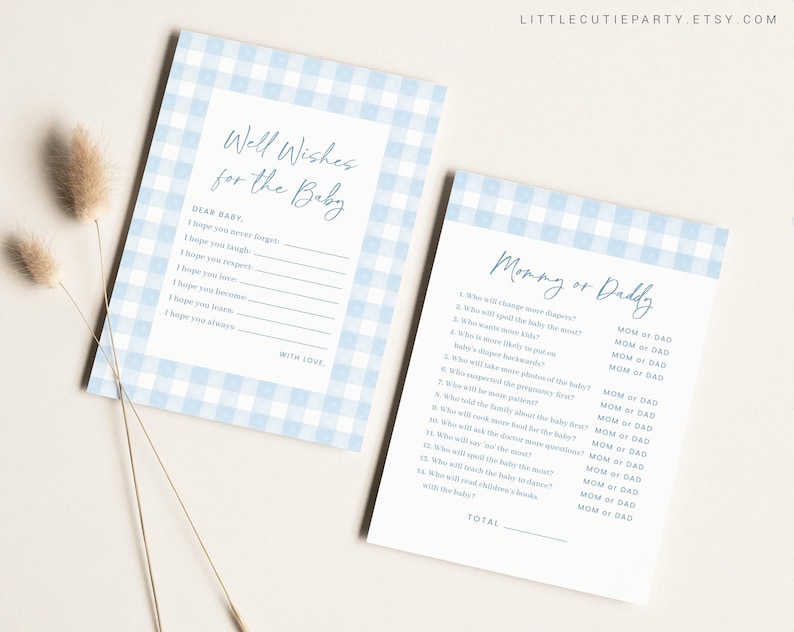 Puede incluir: Cartas de juego de baby shower en vichy azul y blanco. Una tarjeta tiene una lista de buenos deseos para el beb&eacute;. La otra tarjeta tiene un juego de "Mam&aacute; o Pap&aacute;" con 15 preguntas sobre qui&eacute;n har&aacute; qu&eacute; por el beb&eacute;.