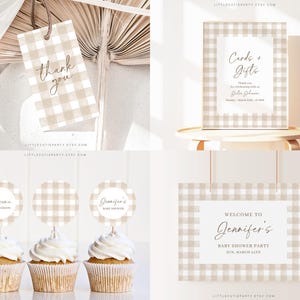 K&ouml;nnte beinhalten: Ein Set mit druckbaren Babyparty-Dekorationen mit einem braunen und wei&szlig;en Gingham-Muster. Das Set enth&auml;lt ein Willkommens-Schild, ein Schild f&uuml;r Karten und Geschenke, Cupcake-Topper und ein Dankesch&ouml;n-Etikett. Der Text auf den Schildern lautet "Willkommen zur Babyparty von Jennifer" und "Karten + Geschenke".