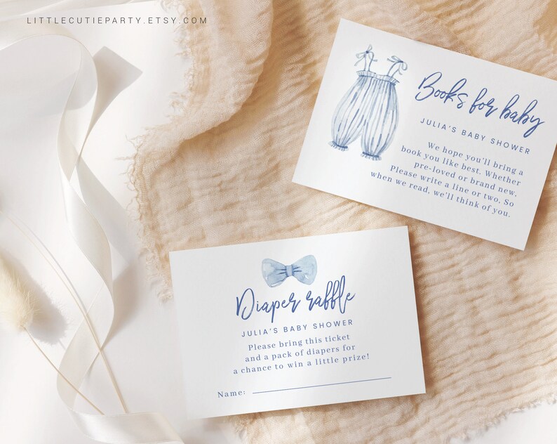 K&ouml;nnte beinhalten: Zwei blaue und wei&szlig;e Babyparty-Karten. Eine Karte sagt "B&uuml;cher f&uuml;r Baby" und hat eine Aquarell-Illustration einer Baby-Latzhose. Die andere Karte sagt "Windel-Tombola" und hat eine Aquarell-Illustration einer blauen Fliege.