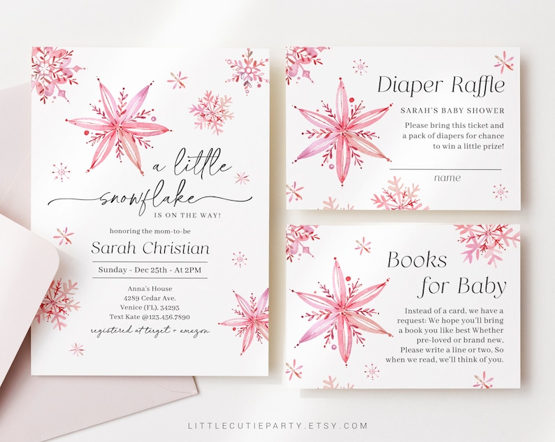 Puede incluir: Invitaci&oacute;n a una baby shower rosa y blanca con dise&ntilde;os de copos de nieve. La invitaci&oacute;n dice "a little snowflake is on the way!" e incluye el nombre Sarah Christian, la fecha y la hora de la ducha, y la ubicaci&oacute;n. Tambi&eacute;n hay dos tarjetas para una rifa de pa&ntilde;ales y una solicitud de libros para el beb&eacute;.