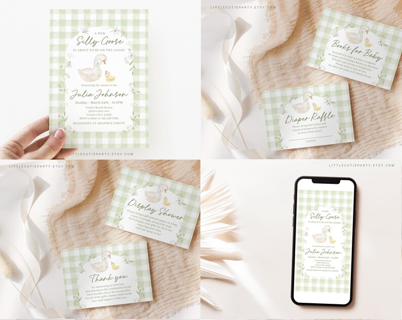 K&ouml;nnte beinhalten: Ein Satz druckbarer Babyparty-Einladungen mit einem gr&uuml;n-wei&szlig; karierten Muster und einer Aquarell-Illustration einer Gans und eines kleinen K&uuml;ken. Der Text auf den Einladungen lautet "A New Silly Goose is About to Be on the Loose!" und "Julia Johnson".