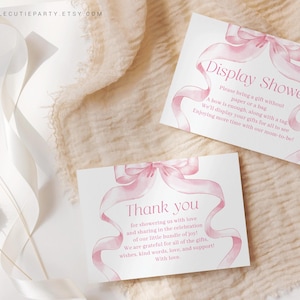 Cartão de agradecimento editável para chá de bebê com laço rosa, cartão de exibição para chá de bebê com fita rosa para decoração de chá de bebê de menina PBWBS001