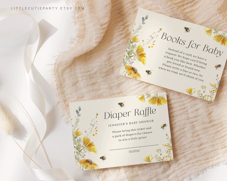 Może przedstawiać: Dwie drukowane karty na baby shower. G&oacute;rna karta jest jasnoż&oacute;łta z akwarelowym wzorem kwiatowym i pszczołami. Tekst brzmi "Książki dla dziecka" i zawiera prośbę o przyniesienie książki zamiast karty. Dolna karta jest jasnoż&oacute;łta z akwarelowym wzorem kwiatowym i pszczołami. Tekst brzmi "Loteria pieluszek" i zawiera prośbę o przyniesienie paczki pieluszek, aby mieć szansę na wygranie nagrody.