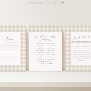 K&ouml;nnte beinhalten: Drei druckbare Babyparty-Spielkarten mit einem braunen und wei&szlig;en Gingham-Muster. Die Karten sind mit "Rat f&uuml;r die neuen Eltern", "W&uuml;rde sie lieber" und "Eimerliste" betitelt.