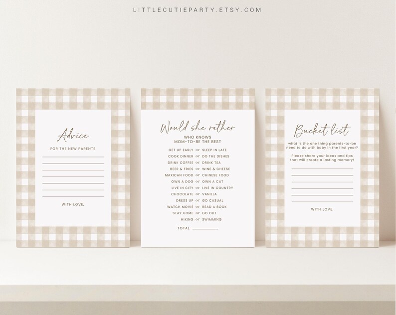 K&ouml;nnte beinhalten: Drei druckbare Babyparty-Spielkarten mit einem braunen und wei&szlig;en Gingham-Muster. Die Karten sind mit "Rat f&uuml;r die neuen Eltern", "W&uuml;rde sie lieber" und "Eimerliste" betitelt.