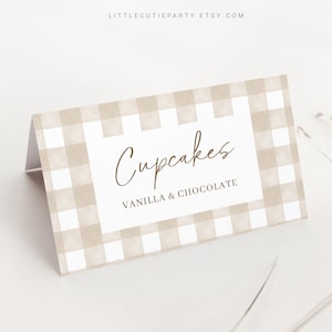 Etiquetas de alimentos editables con cuadros vichy beige, tarjetas de carpa para alimentos, tarjetas de alimentos plegadas para decoraciones de baby shower en beige neutro, tema NGHBS001