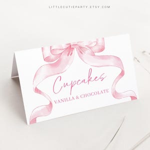 Etiquetas de comida editables con lazo rosa, tarjetas de carpa para comida, tarjetas de comida plegadas para decoraciones de baby shower con lazo rosa, tema PBWBS001