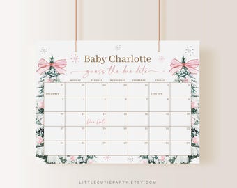 以下が含まれることがあります： 「Baby Charlotte」の文字が入った、出産予定日を当てるベビーシャワー用の印刷可能なカレンダー。ピンクのリボンとクリスマスツリーのデザインが特徴です。出産予定日はカレンダーにマークされています。