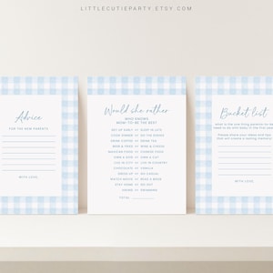 Puede incluir: Tres tarjetas de juego de baby shower imprimibles con un patr&oacute;n de cuadros azules y blancos. Las tarjetas se titulan "Consejos para los nuevos padres", "&iquest;Qu&eacute; preferir&iacute;a?" y "Lista de deseos".