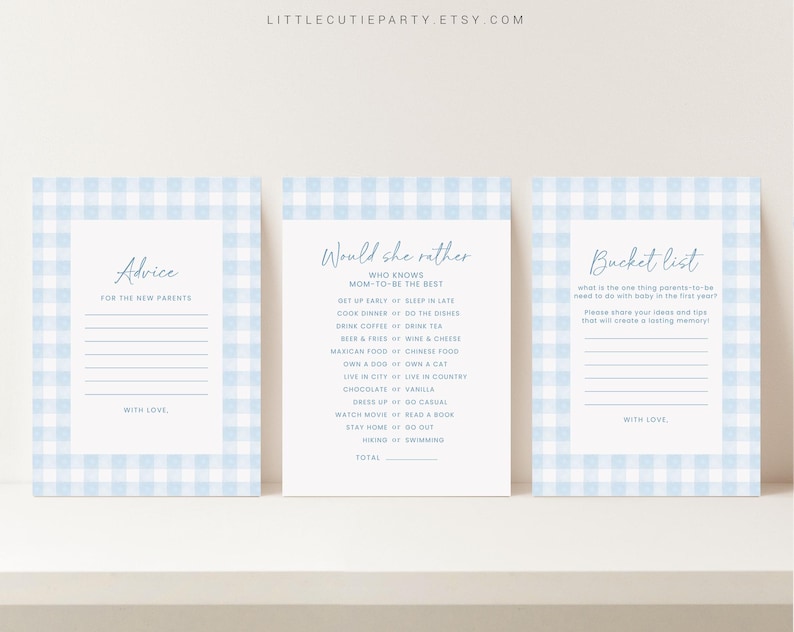 Puede incluir: Tres tarjetas de juego de baby shower imprimibles con un patr&oacute;n de cuadros azules y blancos. Las tarjetas se titulan "Consejos para los nuevos padres", "&iquest;Qu&eacute; preferir&iacute;a?" y "Lista de deseos".