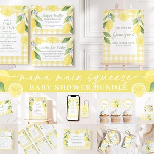 Puede incluir: Una colección de artículos de papelería para baby shower con temática de limón. Los artículos incluyen invitaciones, letreros, adornos para cupcakes y etiquetas. El diseño presenta limones amarillos, hojas verdes y un patrón de cuadros amarillos y blancos. El texto "Mama Main Squeeze" es visible.
