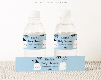 Puede incluir: Dos botellas de agua transparentes con etiquetas azul claro con un diseño de fantasma y el texto "Emily's Baby Shower". Debajo hay una etiqueta a juego. Las etiquetas incluyen un sombrero de bruja, telarañas y las palabras "Thanks for Coming."