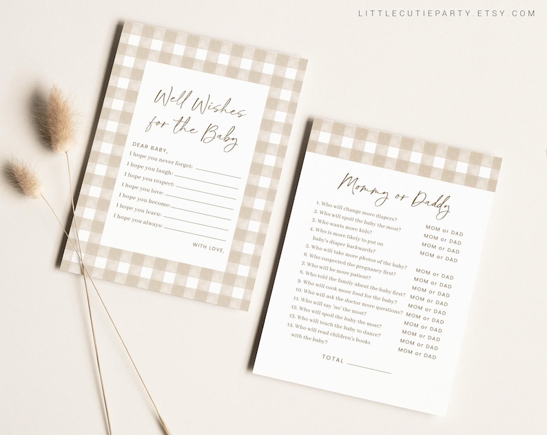K&ouml;nnte beinhalten: Zwei druckbare Babyparty-Spielkarten mit einem braunen und wei&szlig;en Gingham-Muster. Die erste Karte tr&auml;gt den Text "Well Wishes for the Baby" und eine Liste von W&uuml;nschen f&uuml;r das Baby. Die zweite Karte tr&auml;gt den Text "Mommy or Daddy" und eine Liste von Fragen an die Eltern, die von den G&auml;sten beantwortet werden sollen.