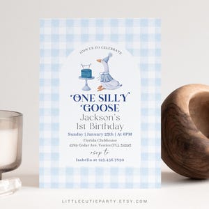 Convite de aniversário editável One Silly Goose, convite rosa para o primeiro aniversário do menino, cartão de primeiro aniversário Blue Goose com etiqueta GOSBD002