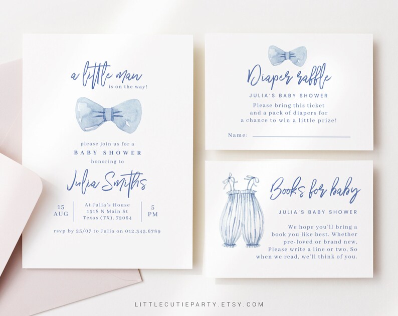 K&ouml;nnte beinhalten: Eine blaue und wei&szlig;e Babyparty-Einladung mit einer Schleifen-Illustration. Die Einladung lautet "Ein kleiner Mann ist unterwegs!" und enth&auml;lt Details zur Party, einschlie&szlig;lich Datum, Uhrzeit, Ort und RSVP-Informationen.