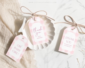 Peut inclure: Étiquettes cadeaux roses et blanches à carreaux vichy avec de la ficelle marron. Les étiquettes portent les inscriptions « Oh Baby Girl ! », « Thank You Love Jennifer » et « Thank You for showering us with love ».
