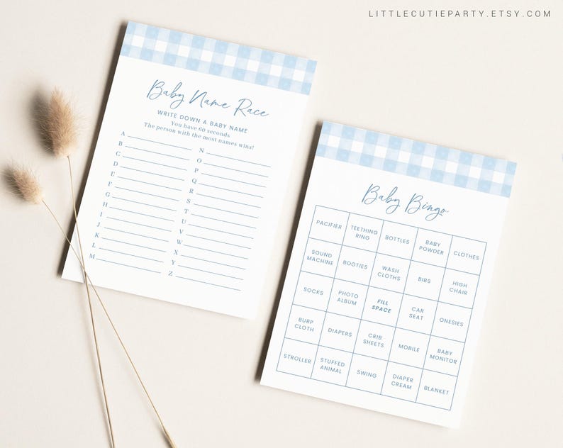 Puede incluir: Dos tarjetas de juego de baby shower imprimibles con un patr&oacute;n de cuadros azules y blancos. La primera tarjeta es un juego de carrera de nombres de beb&eacute;s con las letras del alfabeto enumeradas en el lado izquierdo. La segunda tarjeta es un juego de bingo para beb&eacute;s con casillas que contienen art&iacute;culos relacionados con los beb&eacute;s, como pa&ntilde;ales, biberones y un monitor para beb&eacute;s.