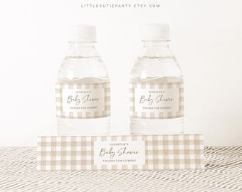 Könnte beinhalten: Zwei klare Wasserflaschen mit braunen und weißen Gingham-Muster-Etiketten, auf denen "Jennifer's Baby Shower Thanks for Coming" steht. Ein passendes Gingham-Muster-Etikett ist ebenfalls enthalten.