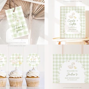 K&ouml;nnte beinhalten: Gr&uuml;nes und wei&szlig;es Gingham-Babyparty-Druckset mit einem Enten- und K&uuml;ken-Design. Das Set enth&auml;lt ein Willkommens-Schild, Cupcake-Topper, ein Dankesch&ouml;n-Etikett und ein Karten- und Geschenkeschild. Der Text auf den Schildern lautet "Willkommen zur Babyparty von Julia Sun March 5th" und "Karten + Geschenke Vielen Dank, dass Sie uns mit Liebe &uuml;bersch&uuml;ttet haben Julia Johnson Sun March 5th, 2023".