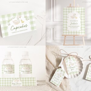 K&ouml;nnte beinhalten: Ein Set an Babyparty-Dekorationen mit einem gr&uuml;n-wei&szlig; karierten Muster und einer niedlichen Illustration von Ente und K&uuml;ken. Das Set beinhaltet ein Willkommens-Schild, Cupcake-Topper, Wasserflaschen-Etiketten, Geschenkanh&auml;nger und ein Dankesch&ouml;n-Anh&auml;nger.