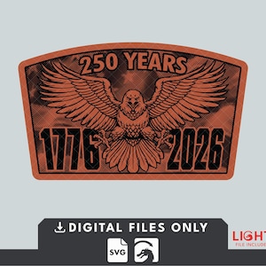 Peut inclure: Un écusson rectangulaire avec un aigle et le texte "250 YEARS 1776-2026". L'aigle est au centre, ailes déployées. L'écusson est dans des tons orange et noir.