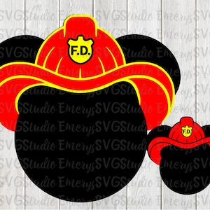 Peut inclure: Oreilles de Mickey Mouse noires et rouges avec un chapeau de pompier rouge et jaune sur le dessus. Le chapeau a un badge jaune avec les lettres "F.D." dessus.