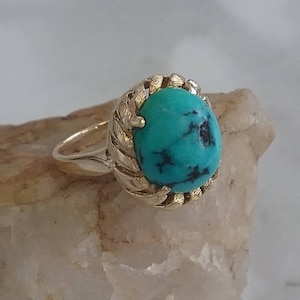 Vintage Turquoise ring made in 14 Karat yellow gold