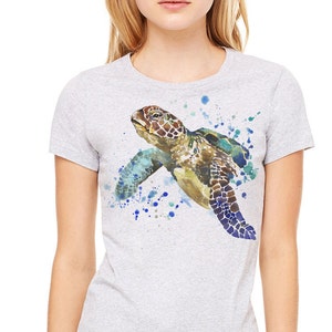 Camicia tartaruga, immagine colorata ad acquerello di tartaruga che nuota stampata su una t-shirt grigio erica, t-shirt da donna, maglietta grigia, maglietta tartaruga, tartaruga