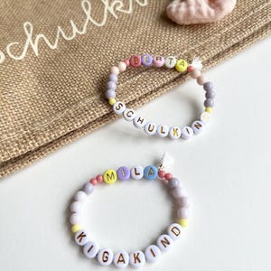 Pulsera Kigakind para niños de preescolar, personalizada, con nombre, para niñas, color dorado, pastel, neón, lila y letras.