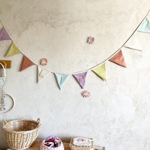 Catena di bandierine con nome, decorazione per cameretta bambini, ghirlanda di bandierine in tessuto personalizzabile, colore giallo pastello lilla, per compleanno, ritorno a scuola
