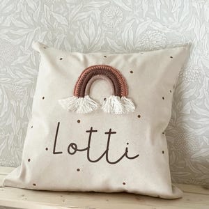 Almofada Arco-Íris Personalizada 40x40 | Capa de Almofada em Algodão Orgânico com Nome | Presente para Nascimento e Batizado