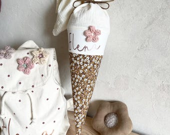 Cône de maternelle personnalisé avec nom – mini cône d'école avec fleurs au crochet et fermeture en mousseline – cône d'école pour frères et sœurs