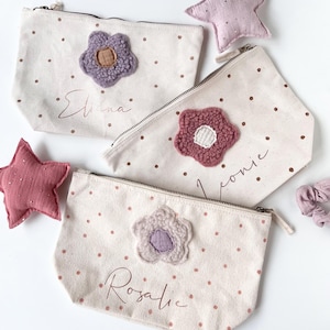 Personalisierte Mädchen Krimskrams Tasche Windeltasche Bio Kulturbeutel mit Plüsch Blume gepunktet Punkte mit Namen Kupfer Geschenk Flieder
