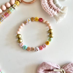 Pulsera escolar con nombre de inscripción escolar, pulsera personalizada para niña con cuentas de letras pastel doradas