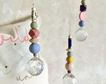 Suncatcher Regenbogen Kristall Sonnenfänger  bunt Leo Pastell Blau Grün Gelb Pink Lila Prisma Keramikperlen Sonnenkristall Kinderzimmer