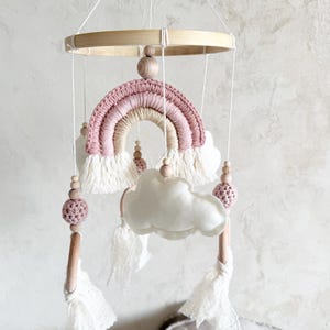 Baby Mobile mit Häkelregenbogen in Beige, Creme & Rosé – Handgefertigte Kinderzimmer Deko Taufgeschenk Mädchen