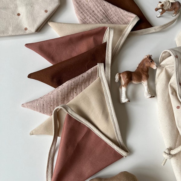 Wimpelketting babykamer kinderkamer decoratie meisjes rosé palissander goud oudroze beige bruin decoratieve ketting meisjeskamer