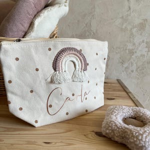 Personalisierte Mädchen Krimskrams Tasche Bio Windeltasche Kulturbeutel mit Regenbogen gepunktet mit Namen Kupfer Flieder Rosé Geschenk