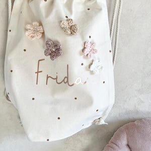 Turnbeutel Stoffbeutel Stoffrucksack Häkel Blumen fairtrade Mädchen gepunktet personalisierbar Namen Rosé Flieder Beige Schulkind