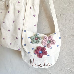 Mädchen Umhängetasche Täschchen mit Blumen gepunktet blau grün violett rosé personalisiert mit Name Geschenk Mädchentasche Häkelblumen