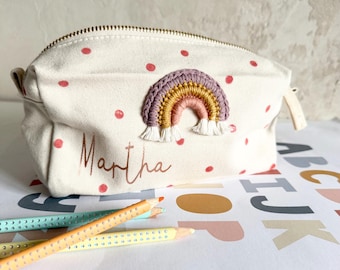 Astuccio personalizzato con nome e arcobaleno all'uncinetto | Astuccio personalizzato | Regalo per il ritorno a scuola per ragazze