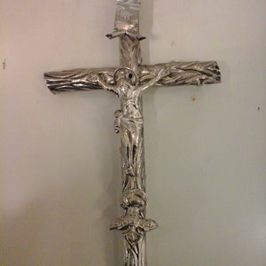 Antiguo crucifijo alrededor de 1700 en arte sacro de plata repujado por la mano auténtica