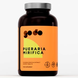 Può includere: Una bottiglia di integratore marrone scuro con coperchio argentato ed etichetta arancione. L'etichetta presenta il marchio "godo" e il testo "Pueraria Mirifica" in grandi lettere bianche. Contiene compresse da 2500 mg ed è un integratore alimentare.