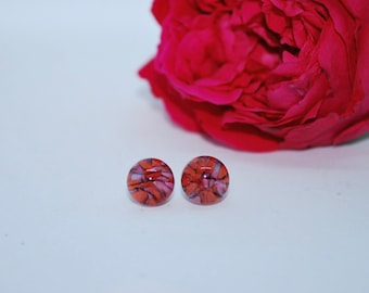 Pendientes de perno de vidrio con lámpara hechos a mano con manos rojas atrapadas